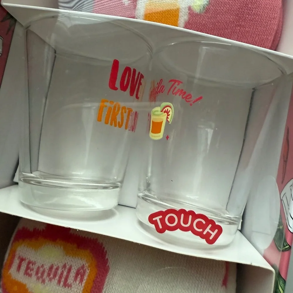Picante Chica Tequila Gift‎ Set 4 Pairs Socks Size 5-10 + 2-2oz Shot Glasses NWB